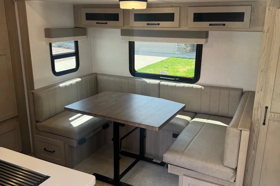 Like New Family Bunkhouse. Solar, Big Battery, Outdoor Grill & Free Extra