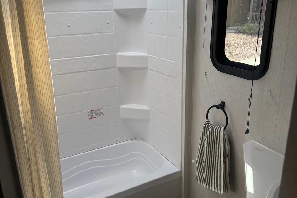 Like New Family Bunkhouse. Solar, Big Battery, Outdoor Grill & Free Extra