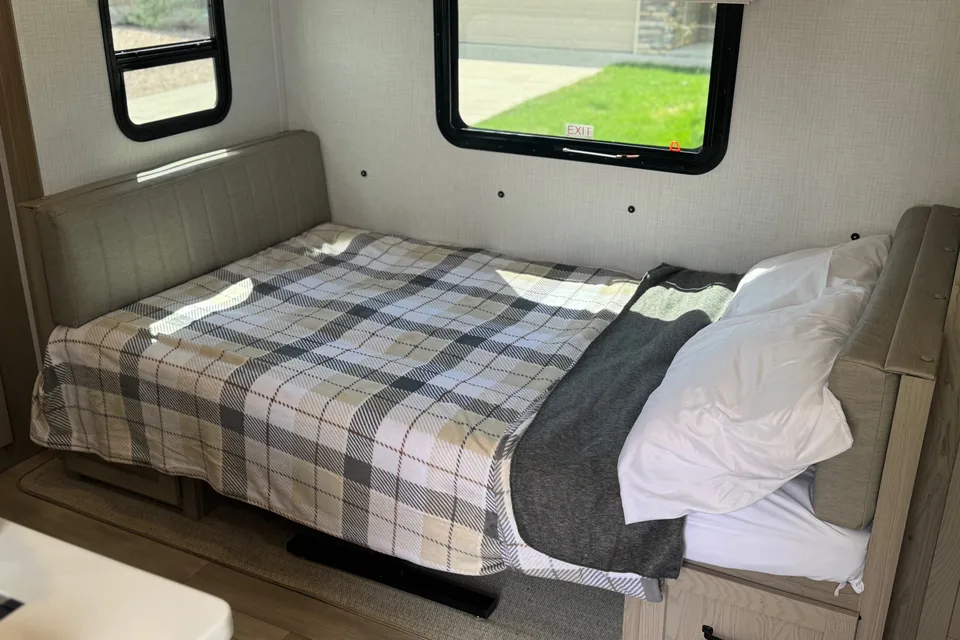 Like New Family Bunkhouse. Solar, Big Battery, Outdoor Grill & Free Extra
