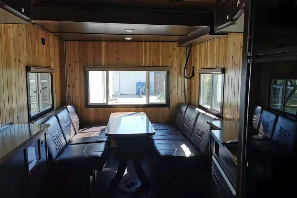 Yetti sleeps 7-10· Four-Season House + Starlink · Delivery from Calgary