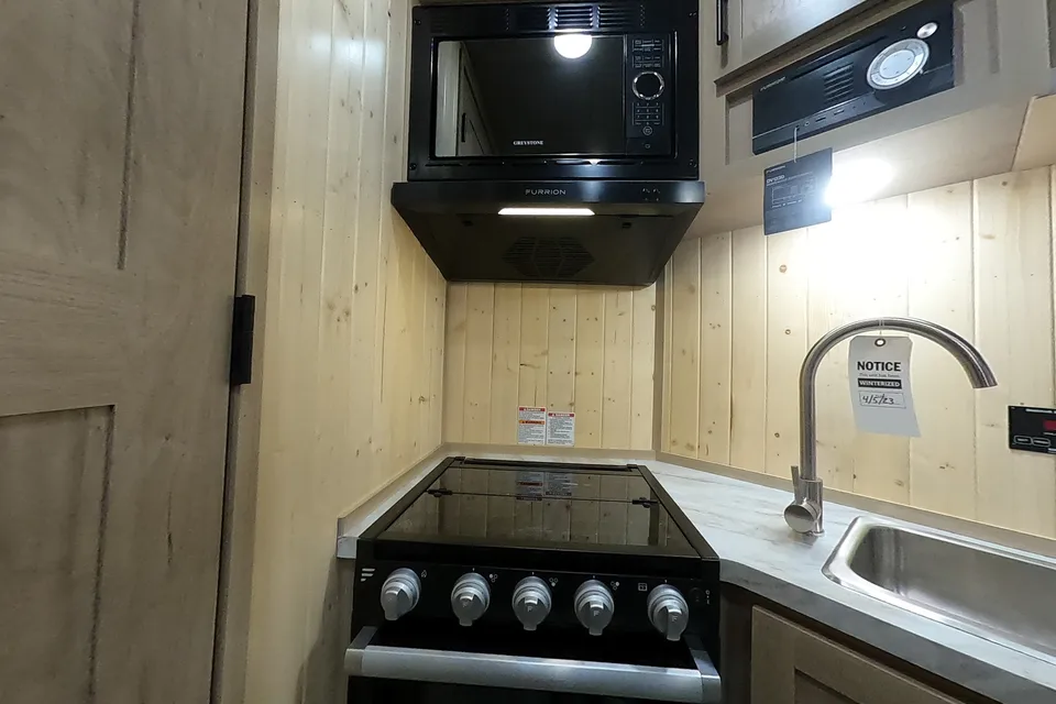 Yetti sleeps 7-10· Four-Season House + Starlink · Delivery from Calgary