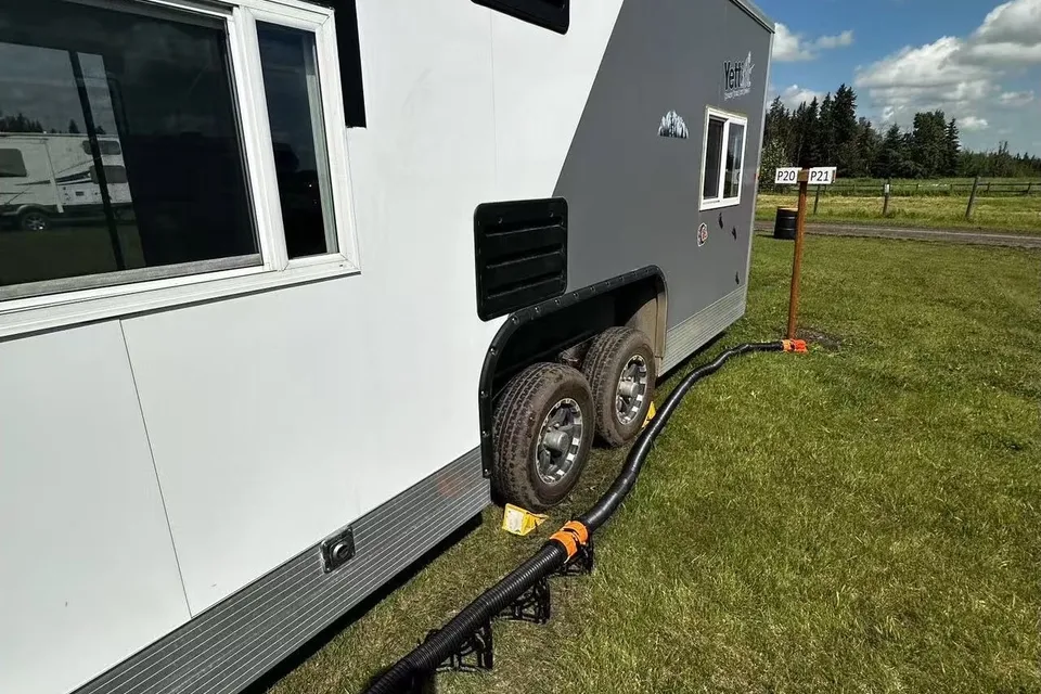 Yetti sleeps 7-10· Four-Season House + Starlink · Delivery from Calgary