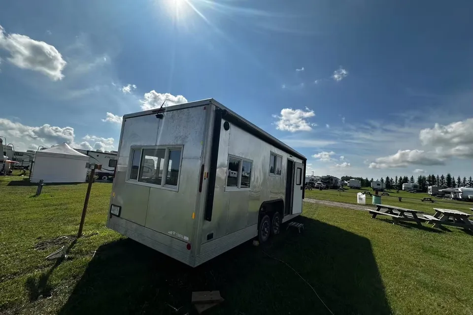 Yetti sleeps 7-10· Four-Season House + Starlink · Delivery from Calgary