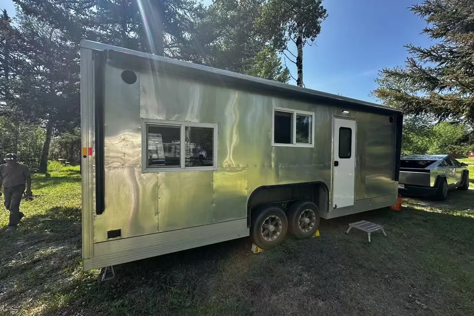 Yetti sleeps 7-10· Four-Season House + Starlink · Delivery from Calgary