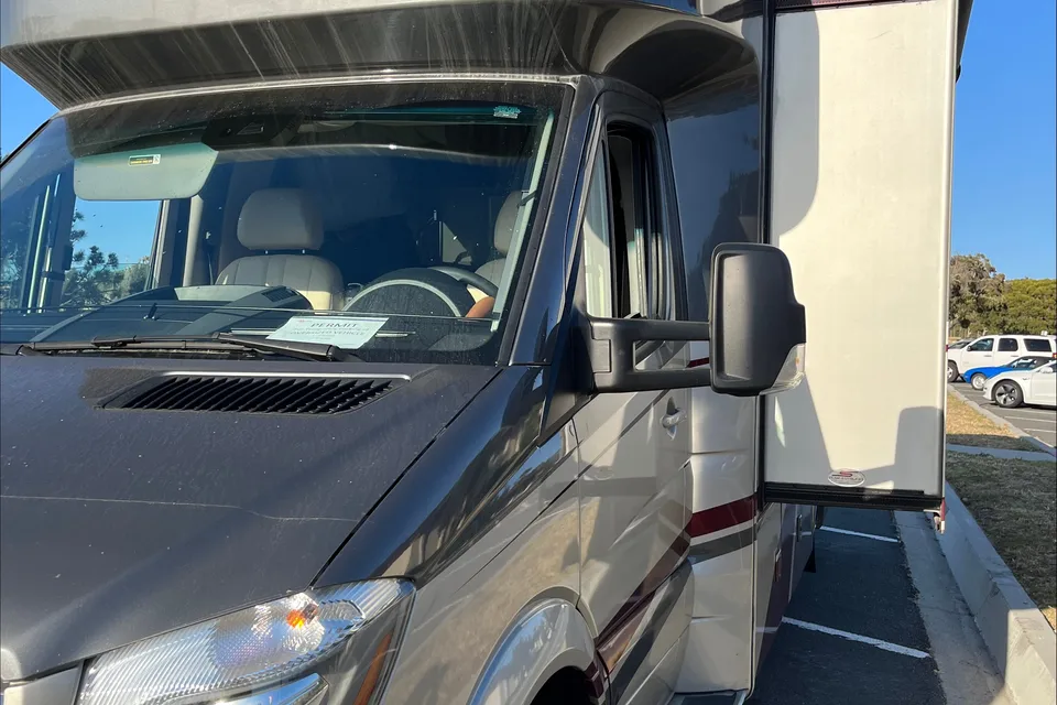 Lesley 's Tiffin Motorhomes Wayfarer Class C