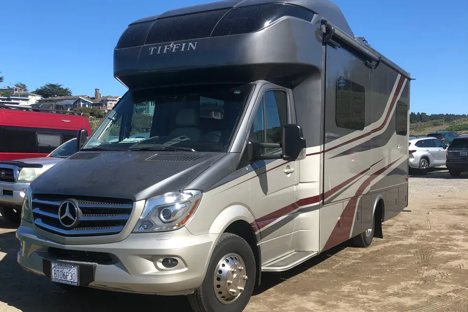 Lesley 's Tiffin Motorhomes Wayfarer Class C