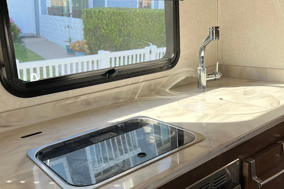 Lesley 's Tiffin Motorhomes Wayfarer Class C
