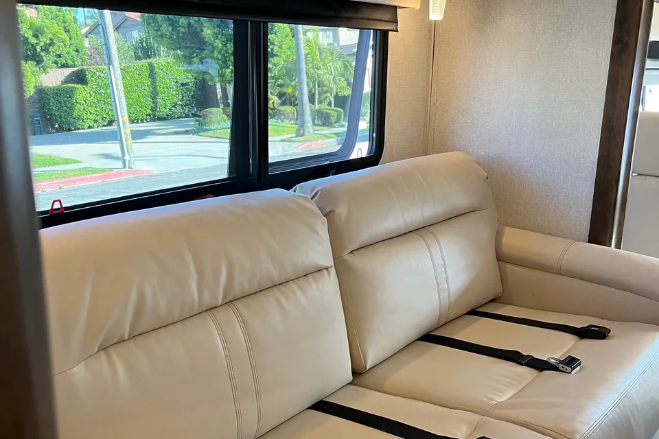 Lesley 's Tiffin Motorhomes Wayfarer Class C