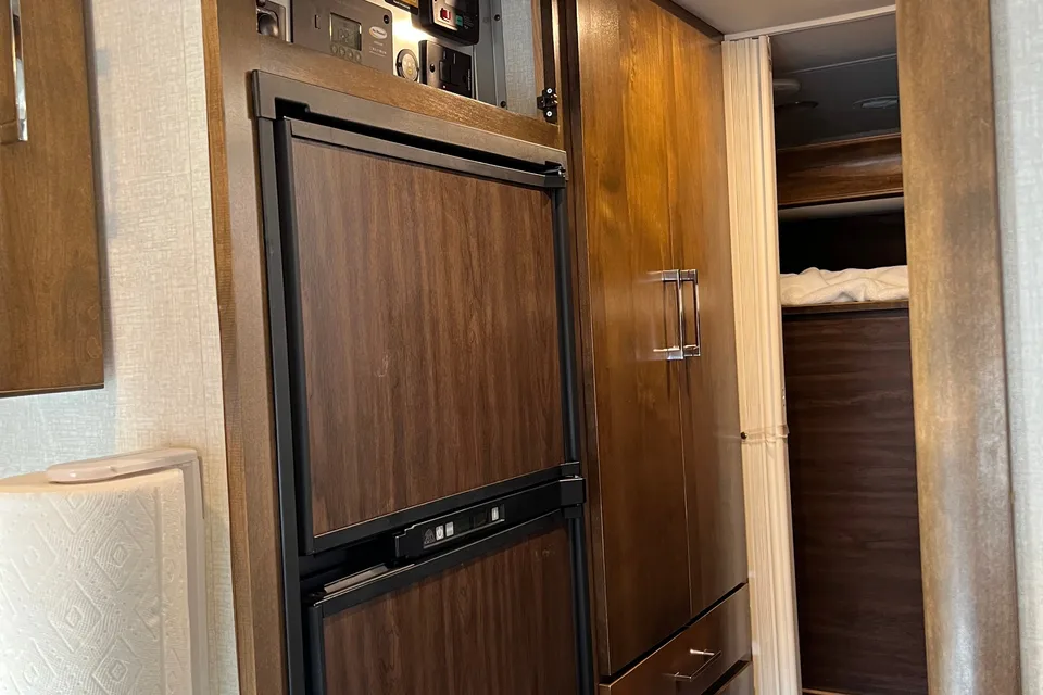 Lesley 's Tiffin Motorhomes Wayfarer Class C