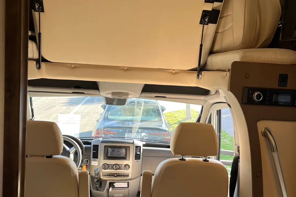 Lesley 's Tiffin Motorhomes Wayfarer Class C