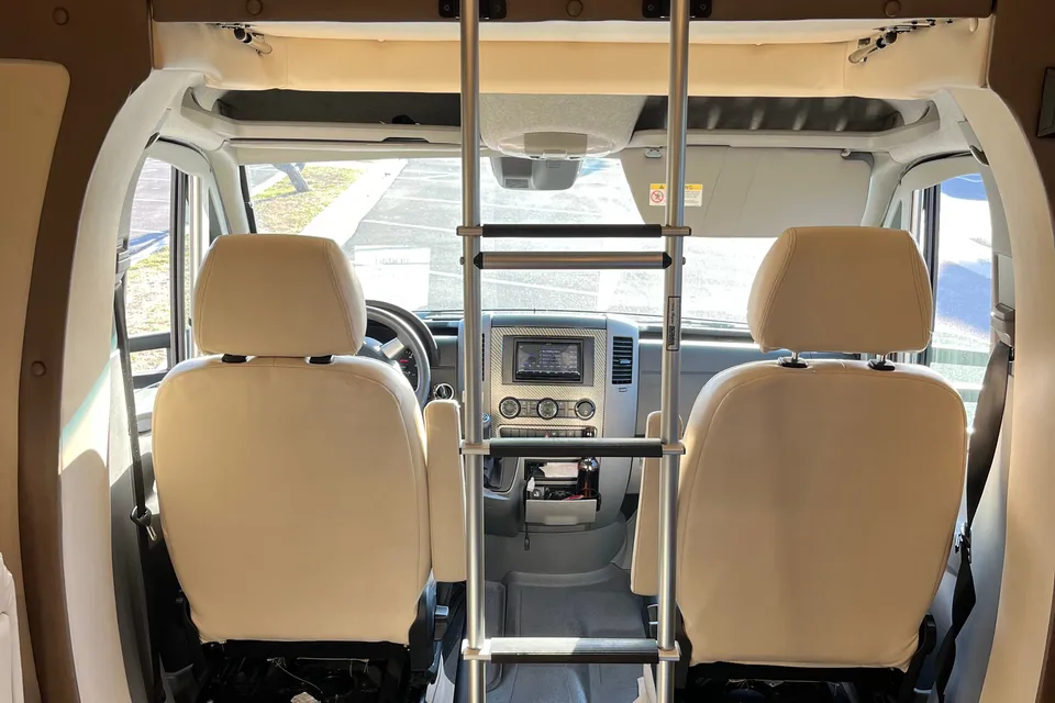Lesley 's Tiffin Motorhomes Wayfarer Class C