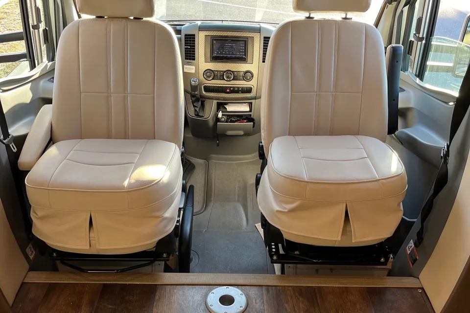 Lesley 's Tiffin Motorhomes Wayfarer Class C