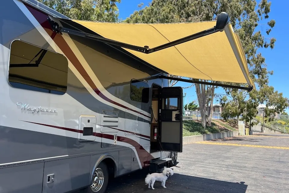 Lesley 's Tiffin Motorhomes Wayfarer Class C