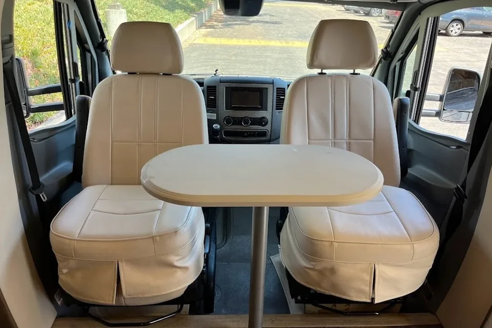 Lesley 's Tiffin Motorhomes Wayfarer Class C