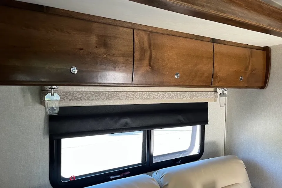Lesley 's Tiffin Motorhomes Wayfarer Class C