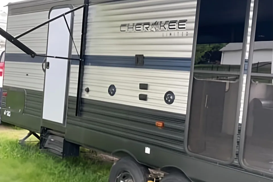 2019Forest River Cherokee 274VFK Sleeps 6!