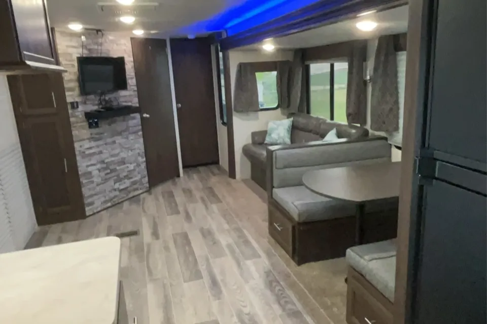 2019Forest River Cherokee 274VFK Sleeps 6!