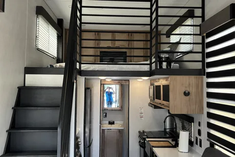 Vera's Mini Loft - Luxury - Washer/Dryer - Full Size Refrigerator DELIVERY ONLY