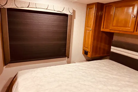 Cozy, Spacious, Wallet-Friendly Getaway + Lavish Amenities - 125 Miles/Day