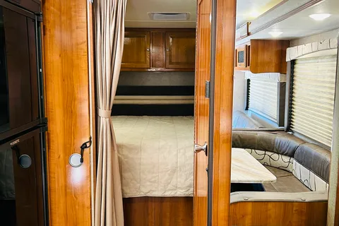 Cozy, Spacious, Wallet-Friendly Getaway + Lavish Amenities - 125 Miles/Day