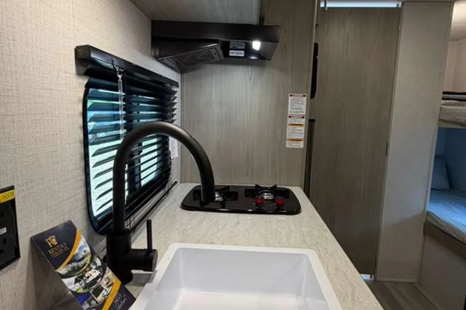CL06 Keystone 17B Travel Traile