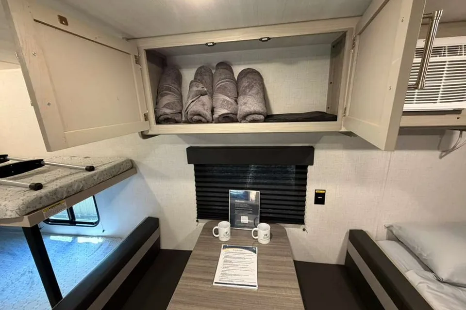 CL06 Keystone 17B Travel Traile