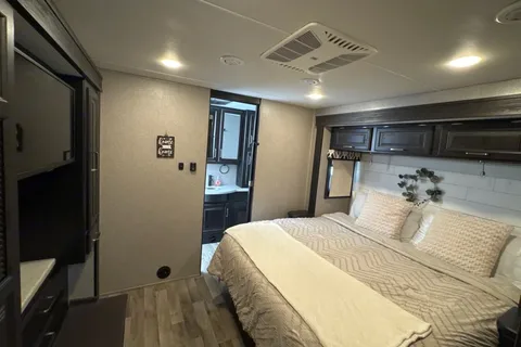 Luxury Hotel on Wheels 2 Baths Tankless water heater 2021 Entegra Coach Vision XL Class A