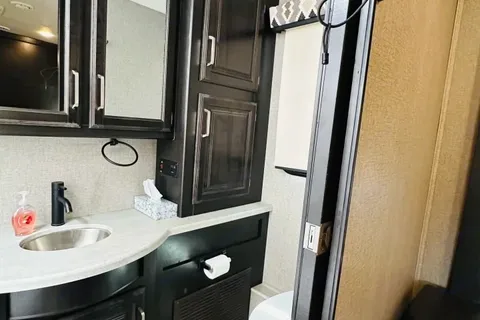 Luxury Hotel on Wheels 2 Baths Tankless water heater 2021 Entegra Coach Vision XL Class A