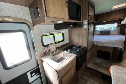 Ovi's Coachmen Freelander 21QB Class C