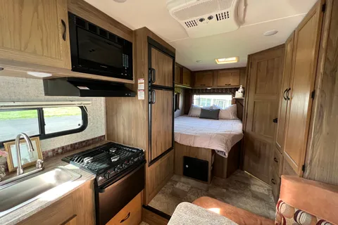 Ovi's Coachmen Freelander 21QB Class C