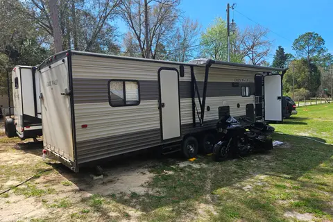 Grey wolf toy hauler