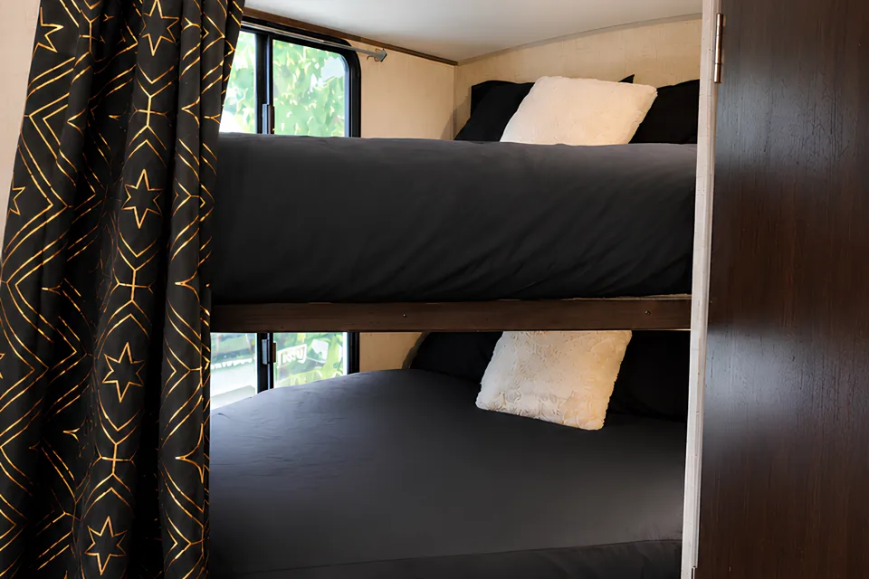 Spacious Bunkhouse - Pet Friendly - Off Grid