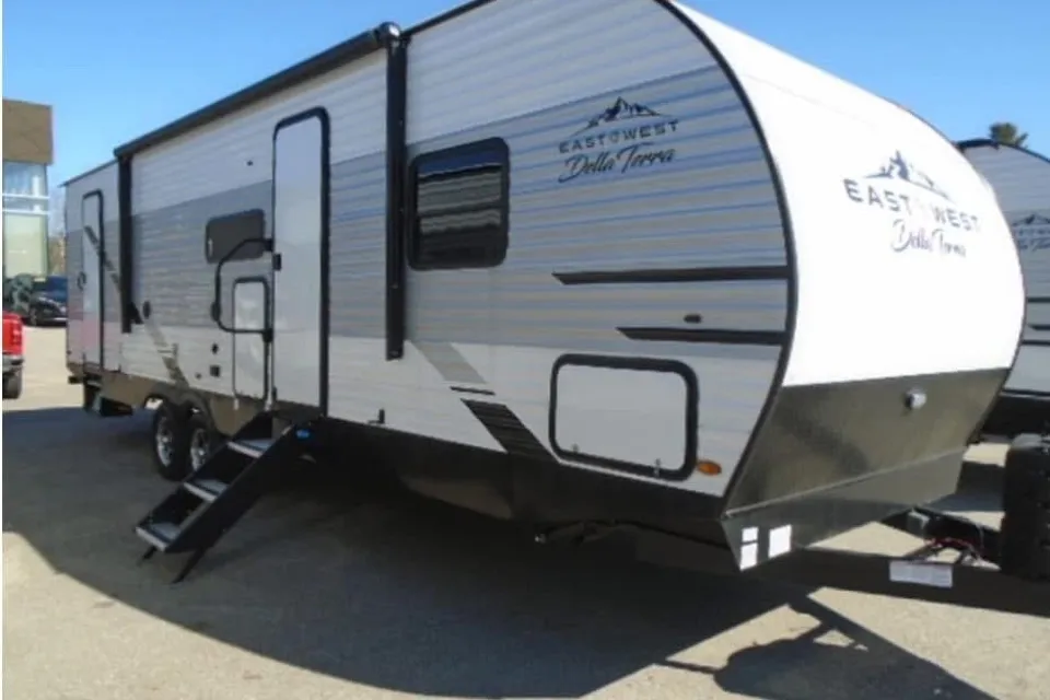 Jeffrey's East to West 27RB Travel Trailer
