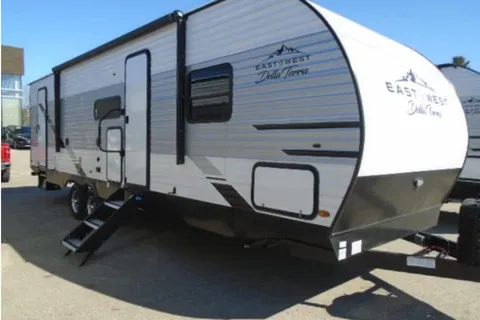 Jeffrey's East to West 27RB Travel Trailer