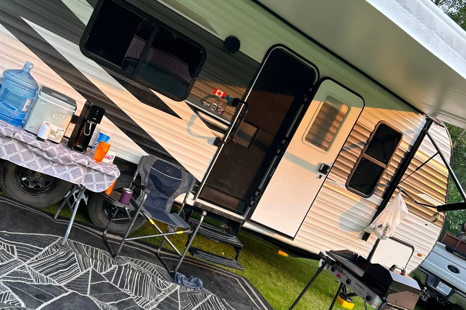 Jocelyn's Highland Ridge RV 26BH Travel Trailer