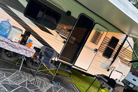 Jocelyn's Highland Ridge RV 26BH Travel Trailer
