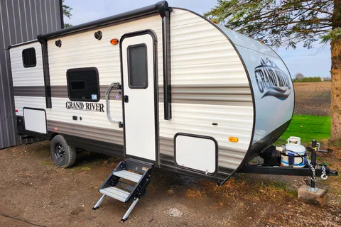 Blair's Grand River 22MB Travel Trailer