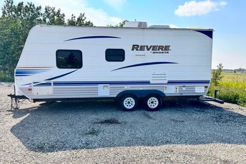 Rey’s Shasta Revere Travel Trailer 7 Sleeps for Family