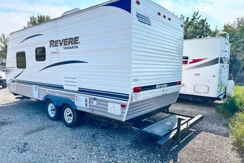 Rey’s Shasta Revere Travel Trailer 7 Sleeps for Family
