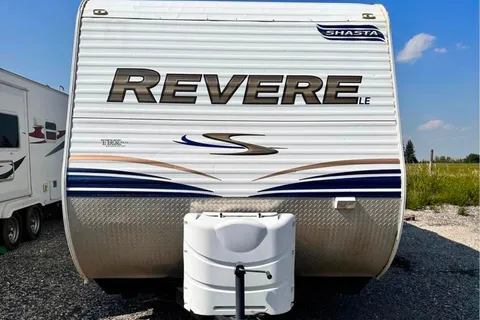 Rey’s Shasta Revere Travel Trailer 7 Sleeps for Family