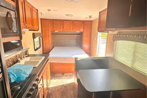 Rey’s Shasta Revere Travel Trailer 7 Sleeps for Family