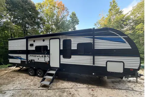 HUNTS PROWLER RV 32' SLEEPS 6