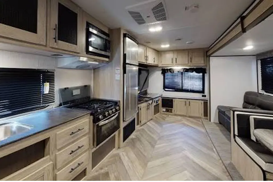 HUNTS PROWLER RV 32' SLEEPS 6