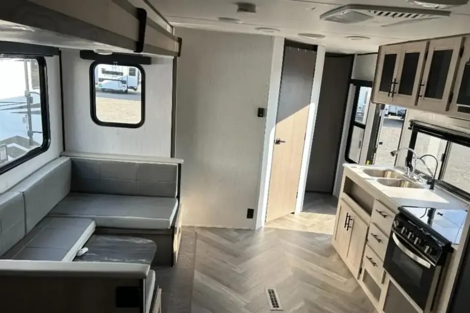 HUNTS PROWLER RV 32' SLEEPS 6