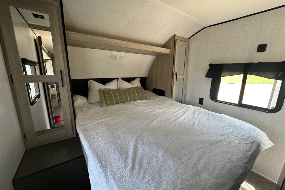 HUNTS PROWLER RV 32' SLEEPS 6