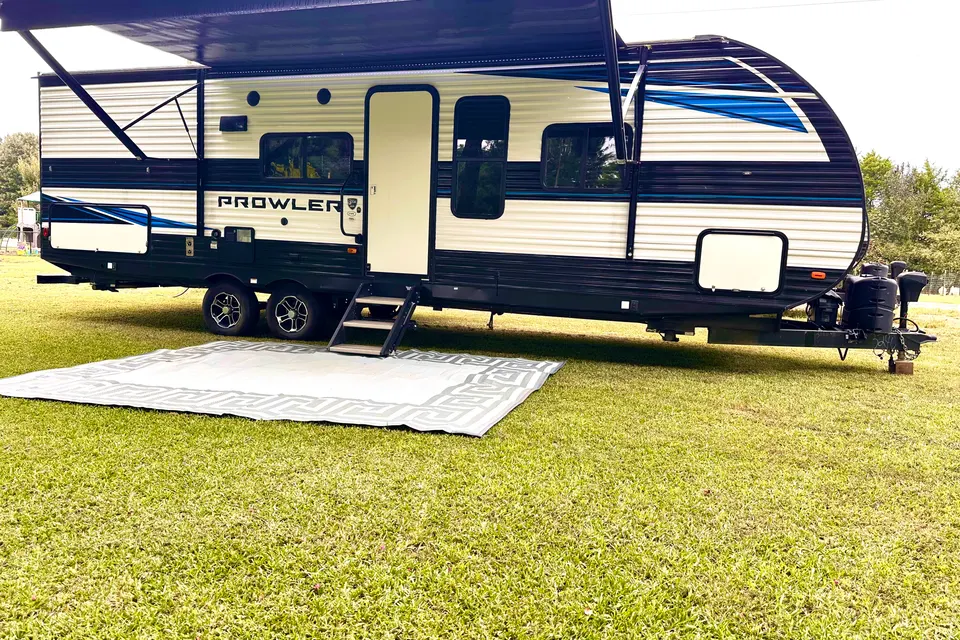 HUNTS PROWLER RV 32' SLEEPS 6