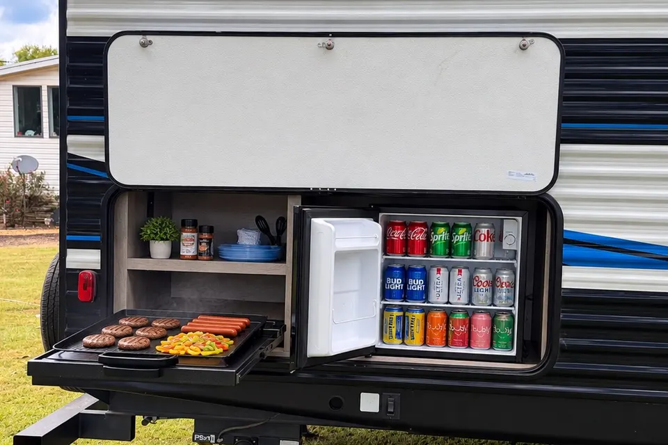 HUNTS PROWLER RV 32' SLEEPS 6