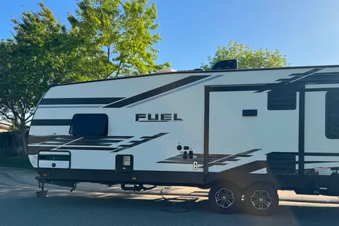 2021 30ft. Toy hauler with free kayaks and paddle boards