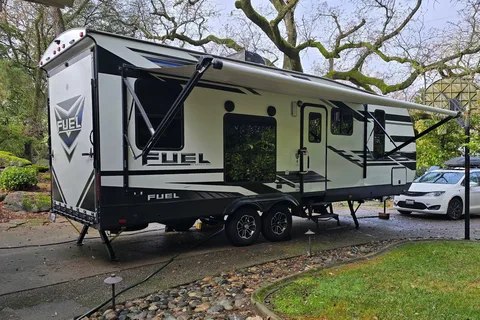 2021 30ft. Toy hauler with free kayaks and paddle boards