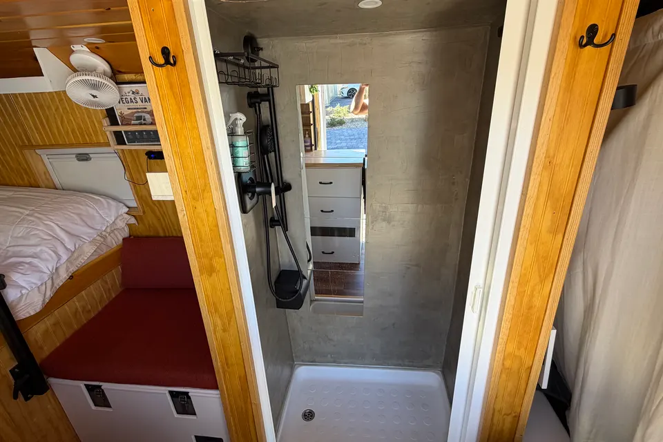 Off-Grid Campervan w/ Starlink, A/C + Shower